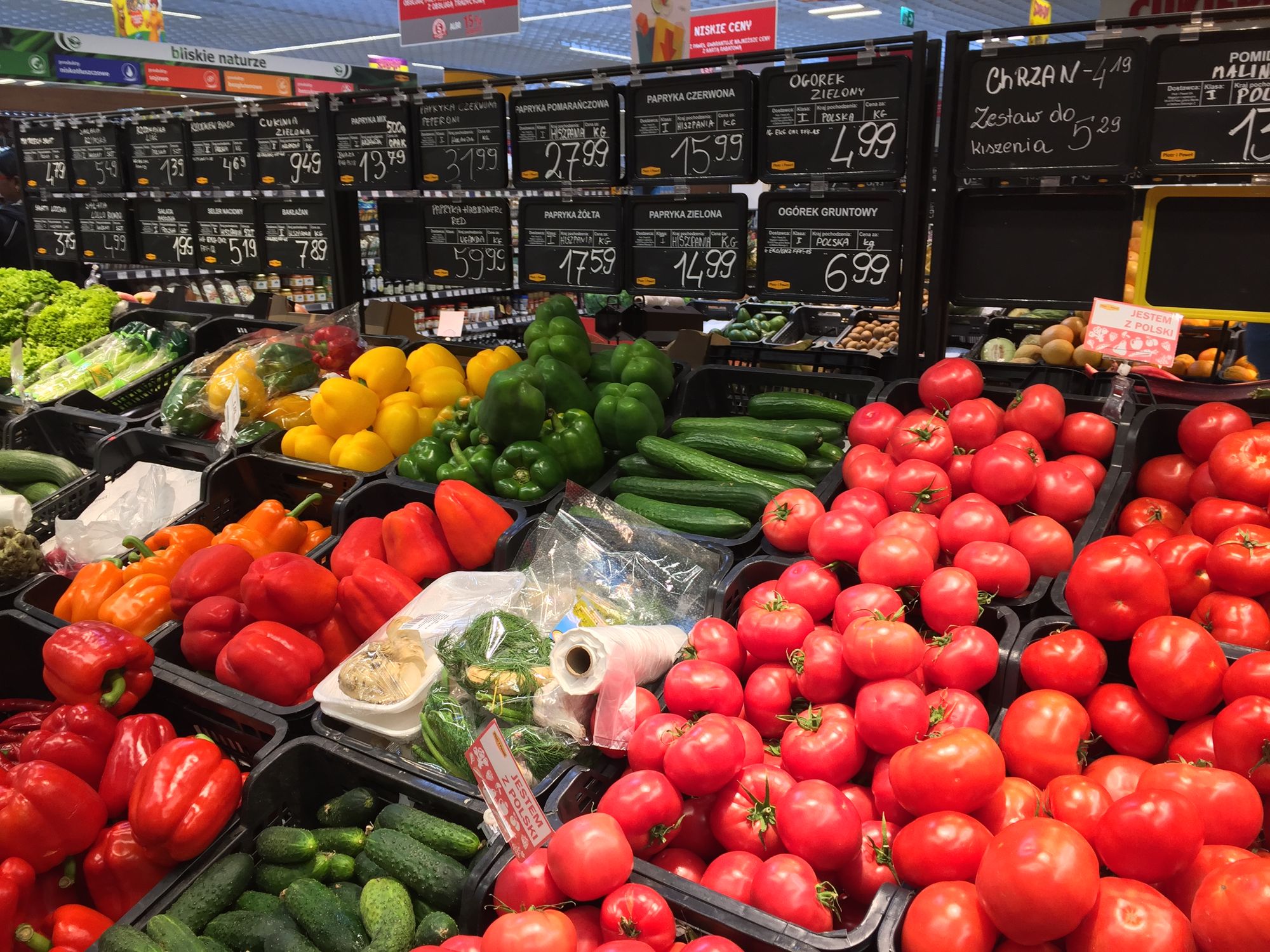 Цены на овощи 2024. Овощи на прилавке. Овощные магазины в Европе. Продукты в Европе. Овощи в Польше.